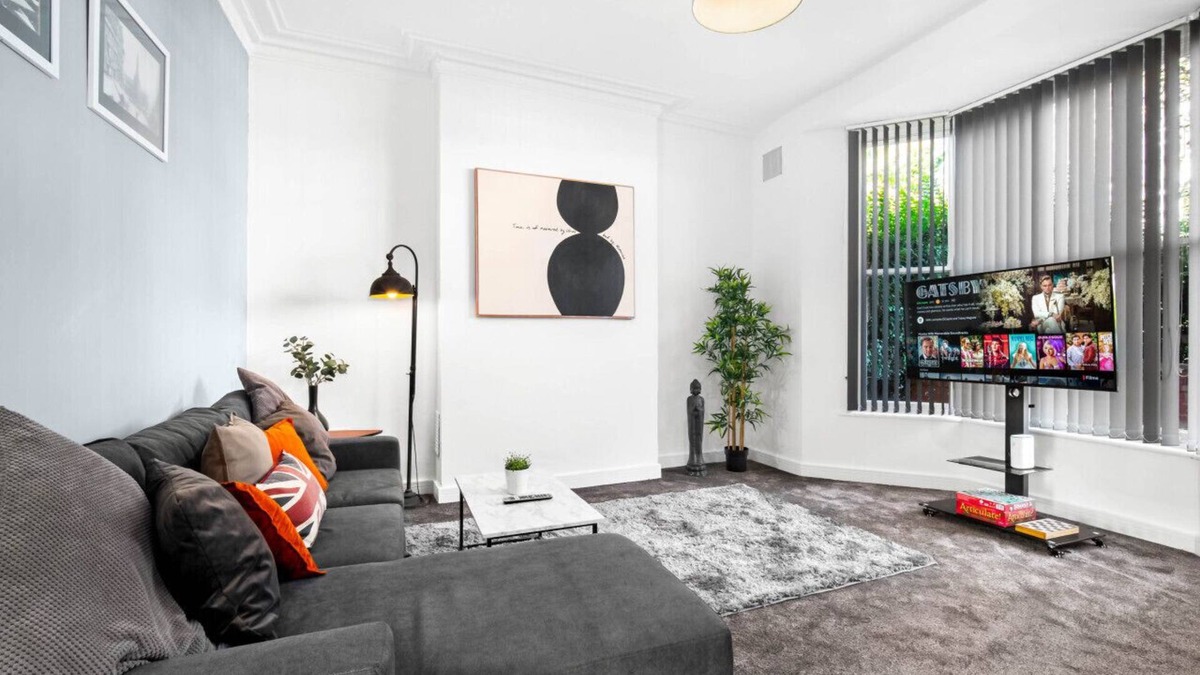 King's Heath Apartment | Luxury Apartment - Netflix - On Street Parking