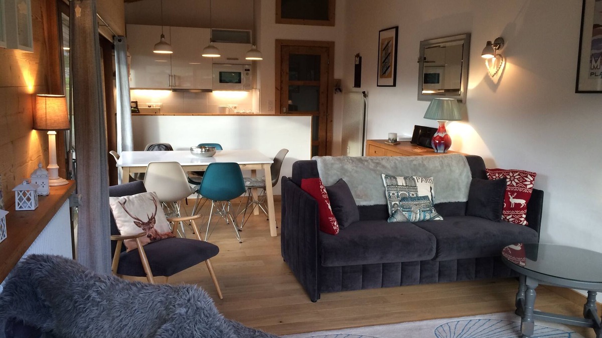 Morzine Apartment | Luxury Apartment Sleeps 6. 350 m to ski lifts & town. Great views, Highly rated.