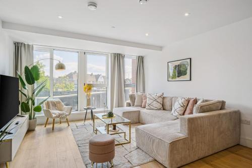 Coombe Hill Apartment | Luxury Apartment - West Wimbledon with Cinema & Game Room, Gym, Parking