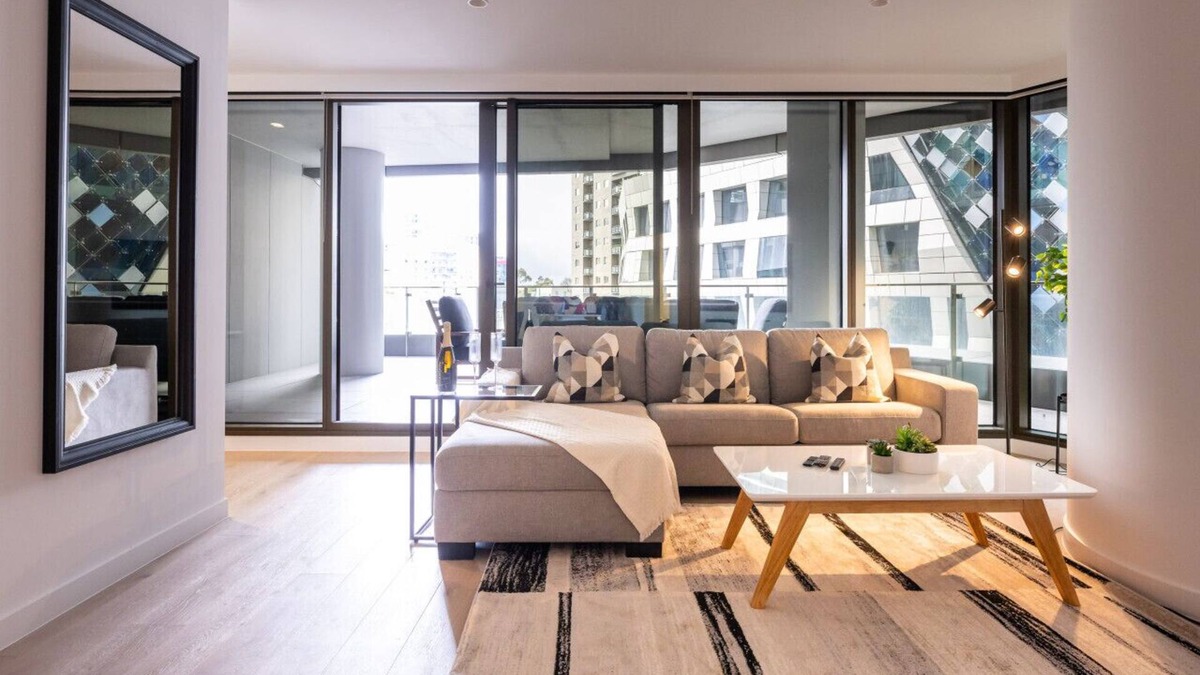 Melbourne Central Business District Apartment | Luxury Apartment with Big Balcony