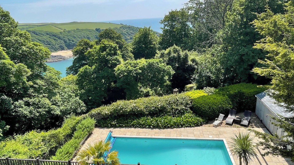 Salcombe Apartment | Luxury Apartment with outdoor pool! (open summer months only)