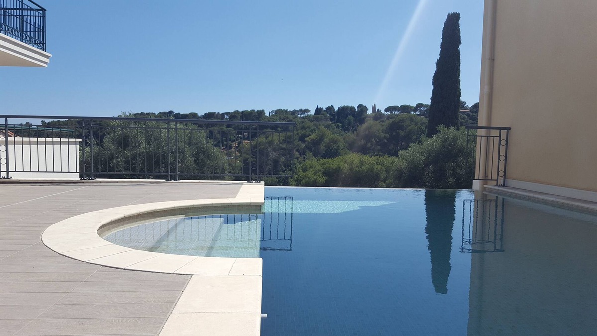 Biot Apartment | Luxury apartment with sea view in the medieval village of Biot 3 km from the sea