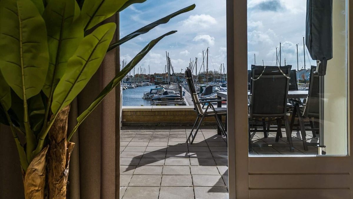 Ouddorp House | Luxury appartement overlooking the marina for 10 people.