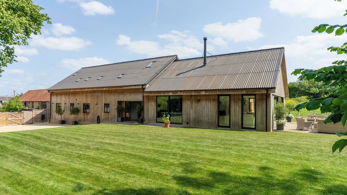 South Cadbury House | Luxury, architect designed 7 bedroom barn conversion in idyllic rural setting.