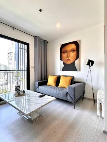 Sukhumvit Apartment | Luxury Art apt Downtown Metro Bangkok-Kitchen-living room