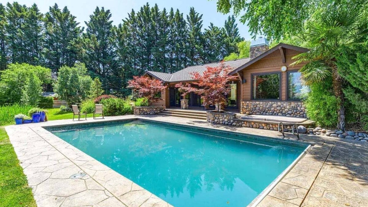 Ashland Villa | Luxury Ashland Mountain Escape: Pool, Hot Tub