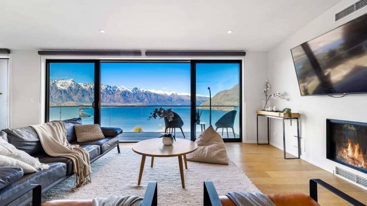 Fernhill House | Luxury Away - Blue Water Heights-AC-Fireplace-BBQ