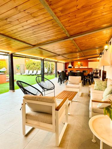 Arucas Villa | Luxury Banana Haven Villa with pool by CanaryScape