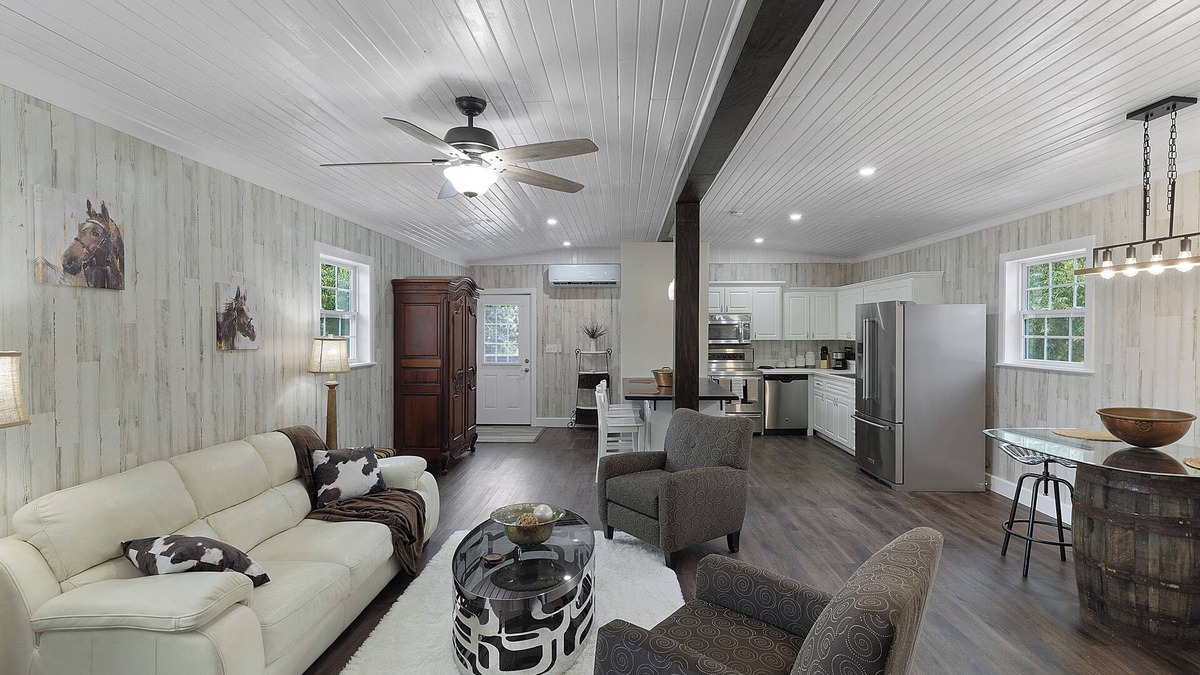 Howey-in-the-Hills House | Luxury Barn Apartment in charming Howey-in-the-Hills - Best of Both Worlds!