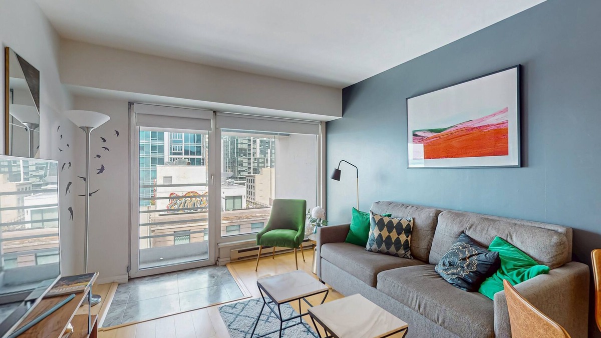 Downtown Seattle Condo | Luxury bay view apartment w/a shared hot tub, community pool and gym