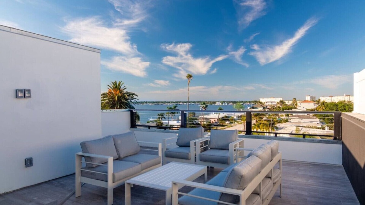 Madeira Beach Apartment | Luxury Beach Home N/POOL