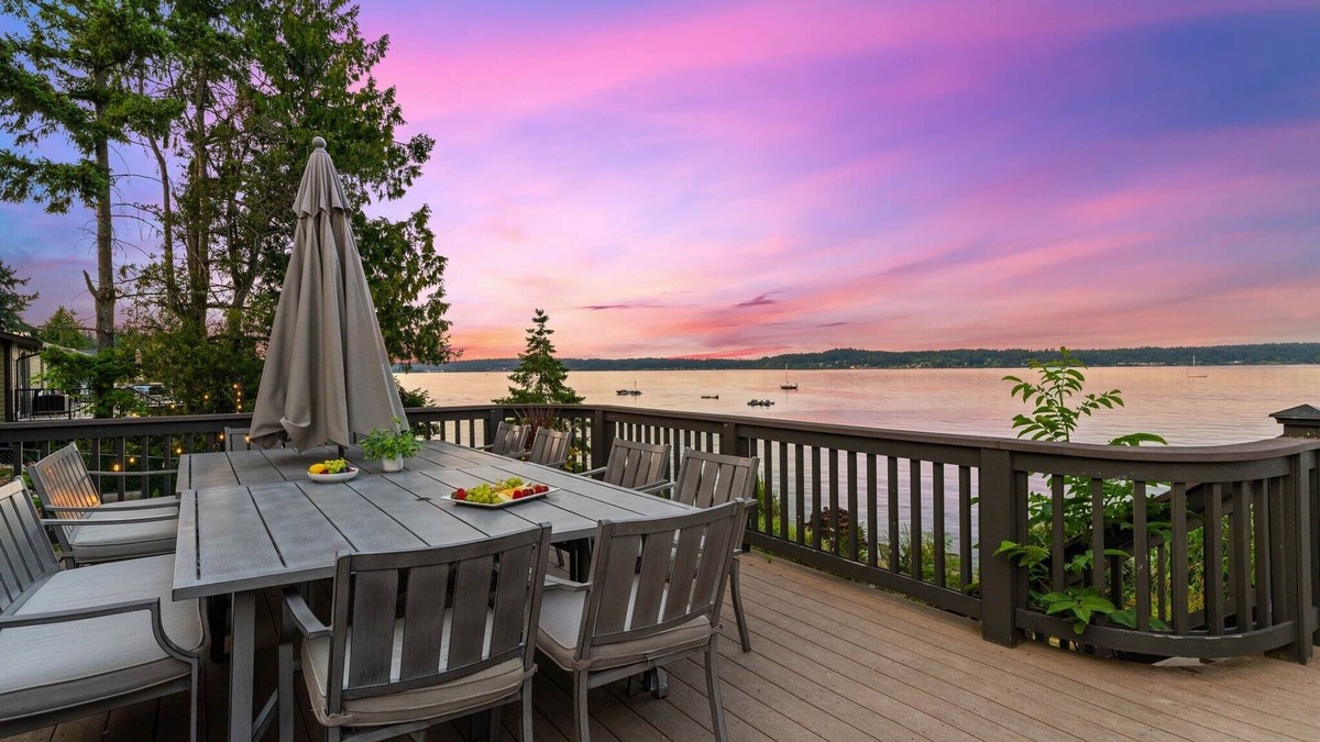 Erlands Point-Kitsap Lake House | Luxury Beach House & Apartment, Hot Tub, Kayaks, Fire Pits, Game Room