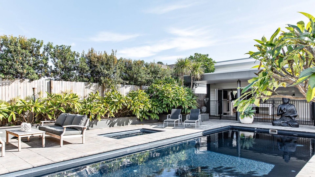 Werri Beach House | Luxury beach house, heated pool, spa, ocean views, cubby, billiards Gerringong