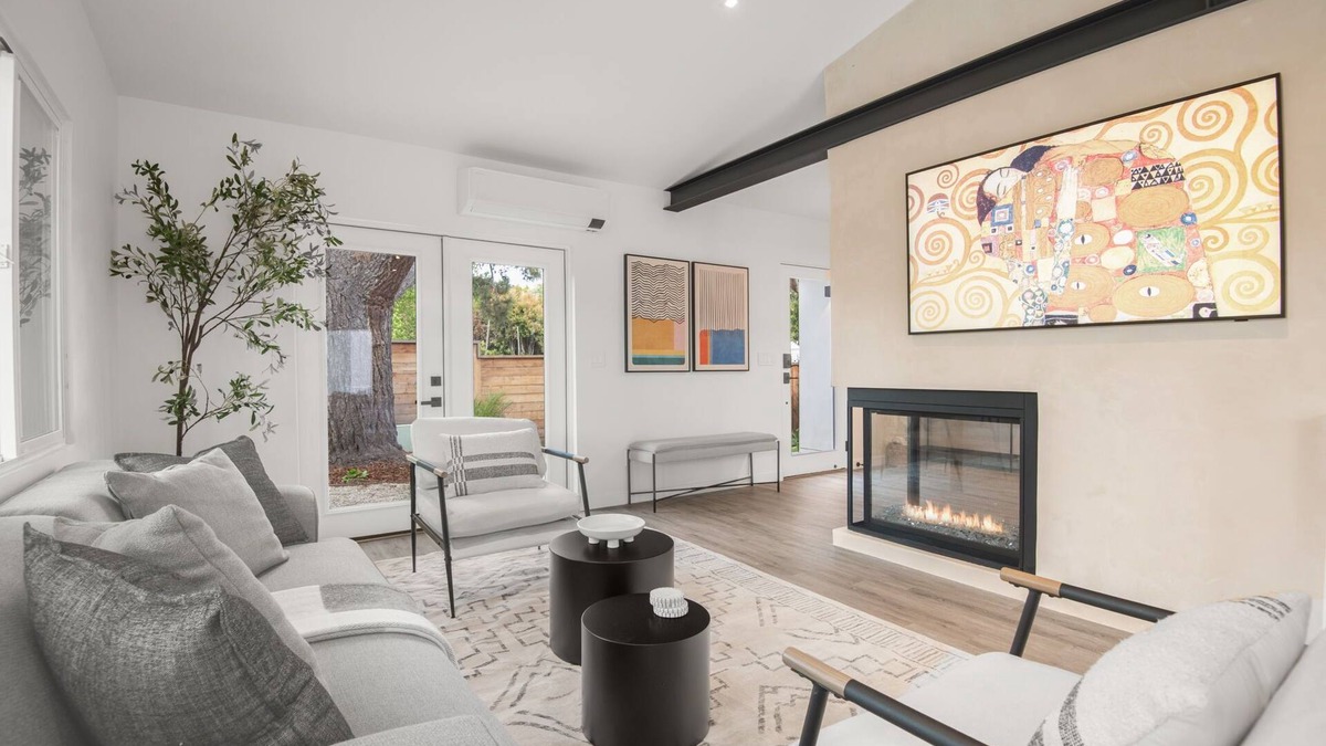 East Mesa House | Luxury Beach Retreat - Enclosed Lot, Spa, 3 minute walk to Beach, Modern
