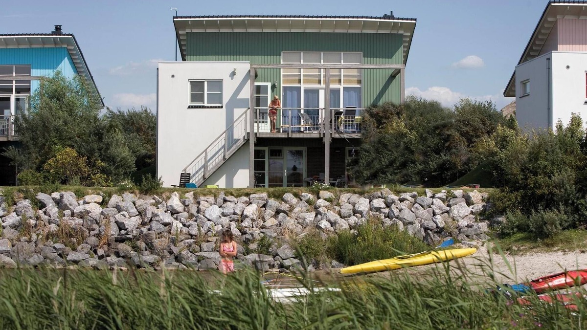 Makkum Cabin | Luxury Beach Villa with balcony, terrace, fireplace, and panoramic IJsselmeer views at Beach Resort Makkum.