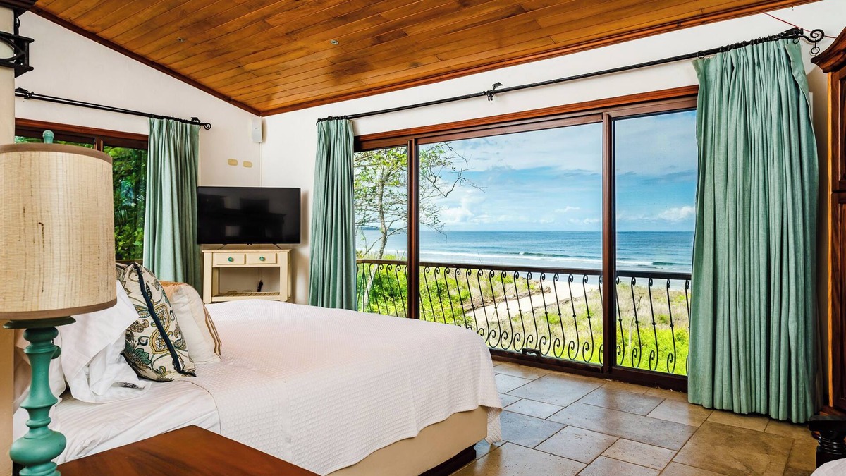 Paraiso Villa | Luxury Beachfront 5 Bedroom Villa on World Famous Tropical Beach