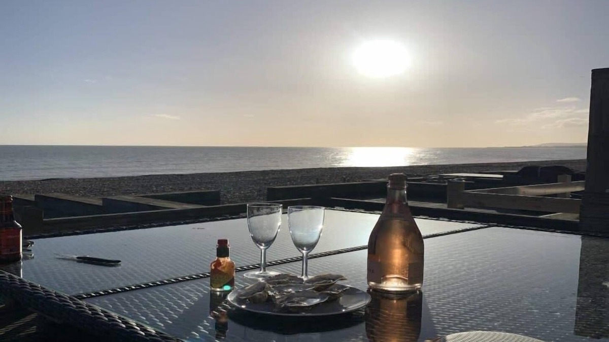 Pevensey House | Luxury Beachfront The Cozy Clam