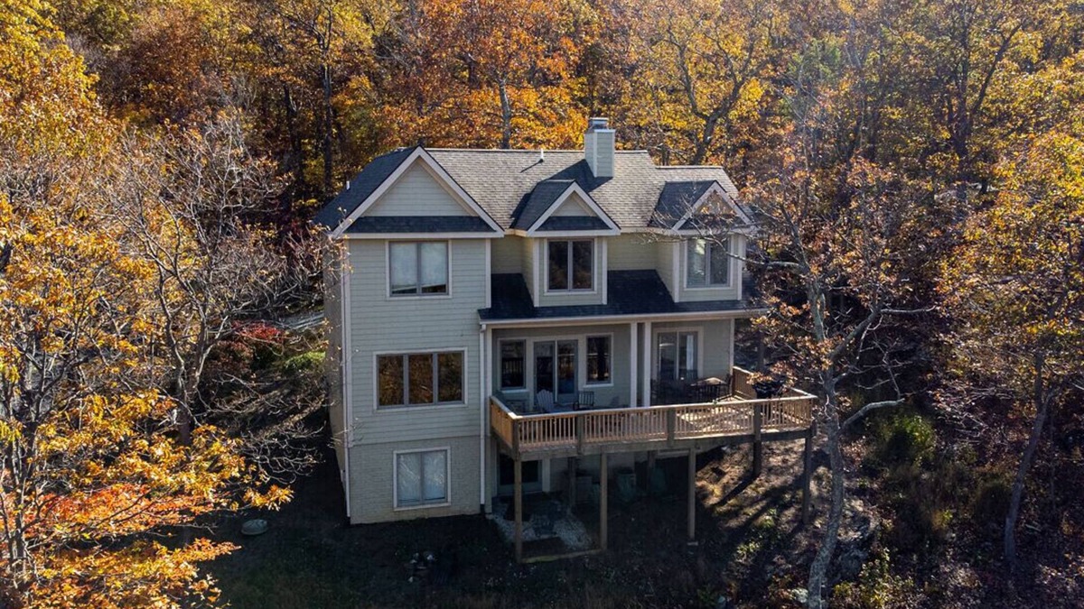 Pedlars Edge House | Luxury Black Bear Lodge: Stunning 4 Season Mountain Views! Perfect for Families.