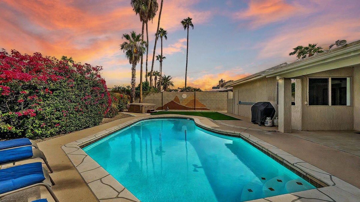 Raskin Estates House | Luxury Boho Getaway - Perfect for Groups! Game Room, Putting Green & Pool!