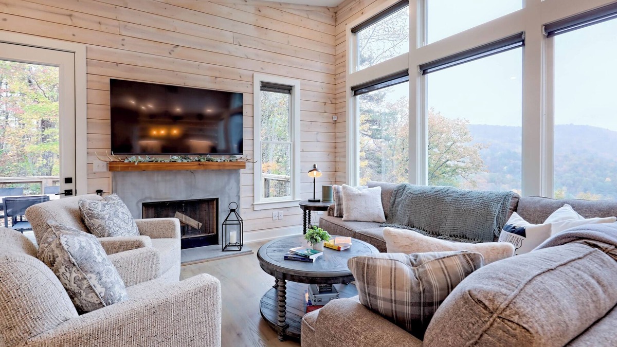 Clayton House | Luxury Bungalow with Mountain Views From Every Room 5 Minutes From Downtown