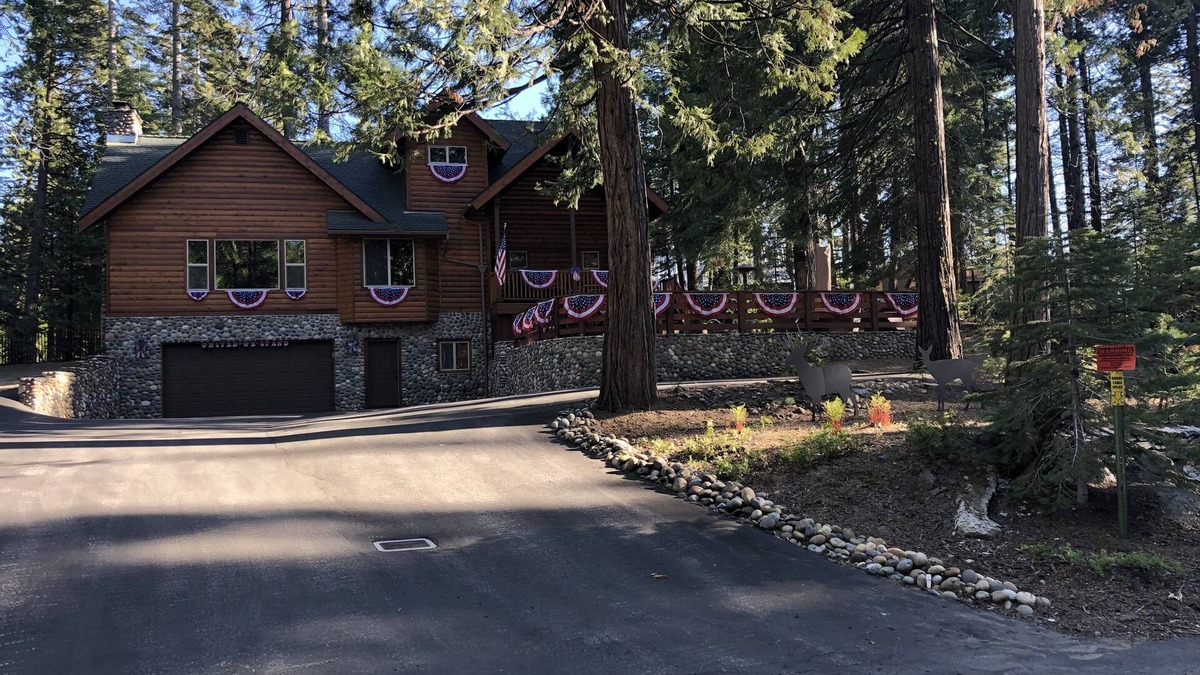 Shaver Lake House | Luxury Cabin East Village walking distance to town