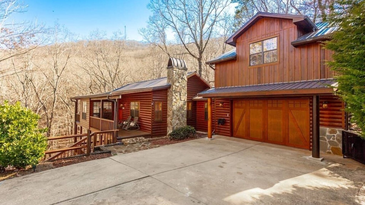 Walnut Mountain Cabin | Luxury Cabin/Game Room/FAST WIFI/Hot Tub/SLEEPS 12