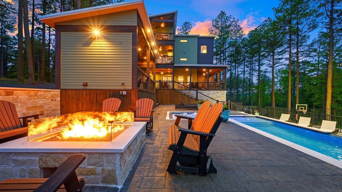 Pickens House | Luxury Cabin | Heated Pool, Hot Tub, Game Loft, Pickleball Court | Sleeps 23 – Risky Business