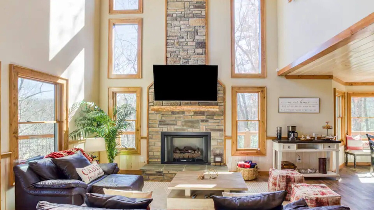 Mineral Bluff Cabin | Luxury Cabin in Blue Ridge Mountain 4- bedroom 2- primary bedrooms with en suite