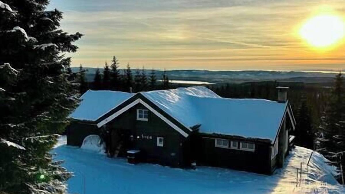 Ringsaker Cabin | Luxury cabin Sjusjøen with hot tub, ski in/out, fireplace & WiFi