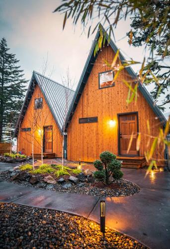 Stevenson House | Luxury Cabin with Outdoor Tub ArtBliss III
