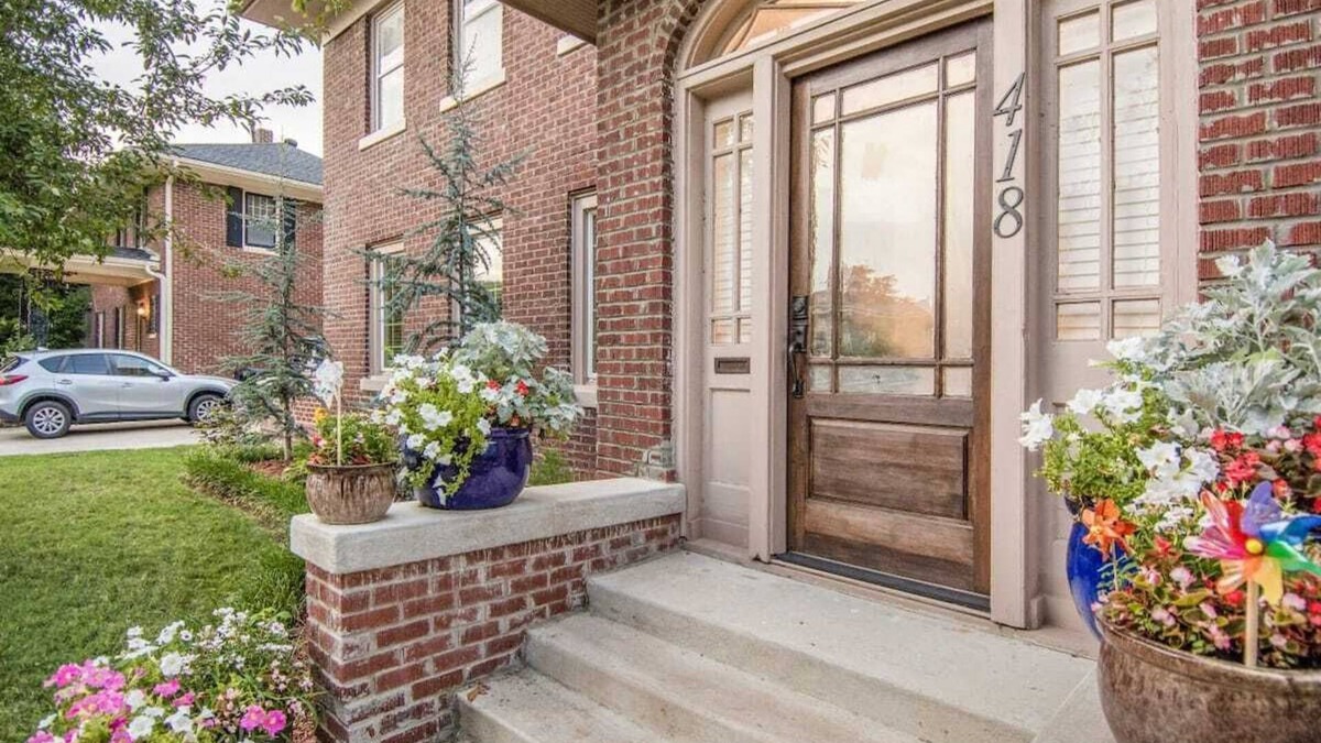 Downtown Oklahoma City House | 💎Luxury💎Capitol Home 🏡 Slp16 💼 Office & Hot Tub 🛁