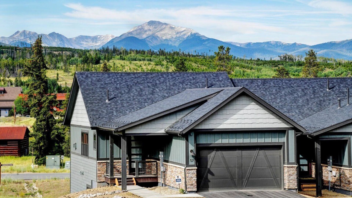 Rendezvous House | Luxury Chalet 57 I Great Views I Private Hot Tub I Best Price I Discounted Attractions