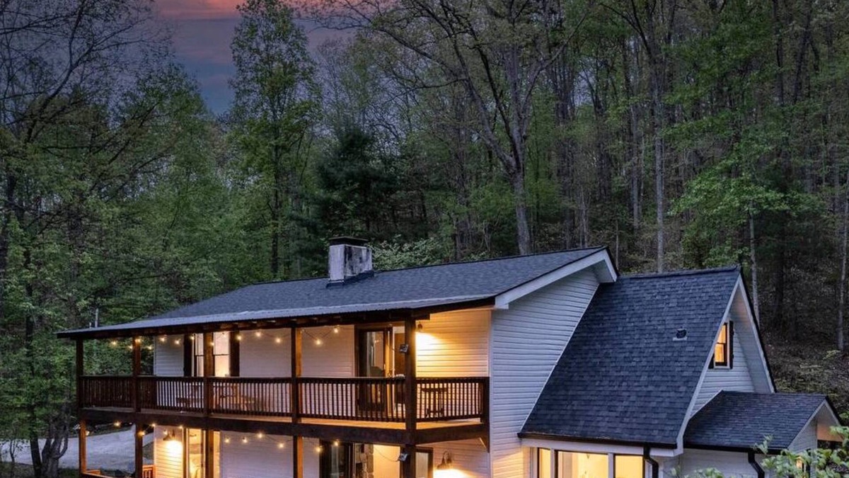 Mineral Bluff Ski Chalet | Luxury Chalet on 50 Acres w/Hot Tub, Game Room, Mountain View & seasonal spring
