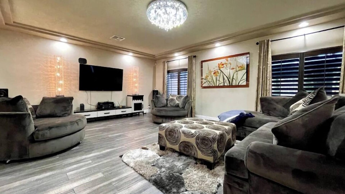 Enterprise House | Luxury, Cheerful & Spacious 5 Bedroom Home! Free P