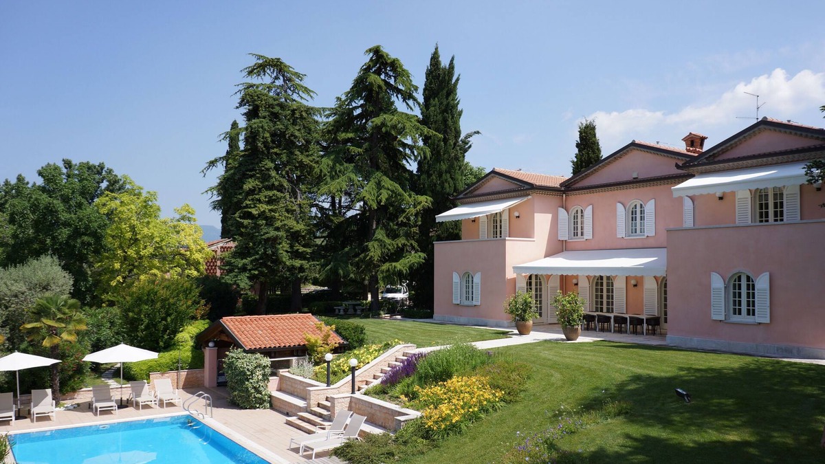 Montioni Villa | Luxury & Chic Rental Villa Lake Garda Lazise. Lake view and swimming pool