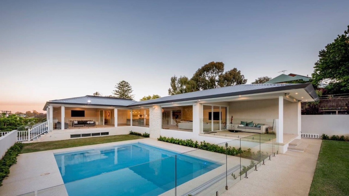 Mount Claremont House | Luxury Coastal Hamptons - 6 Bedrooms, 4 Baths, Large Pool & Parkland
