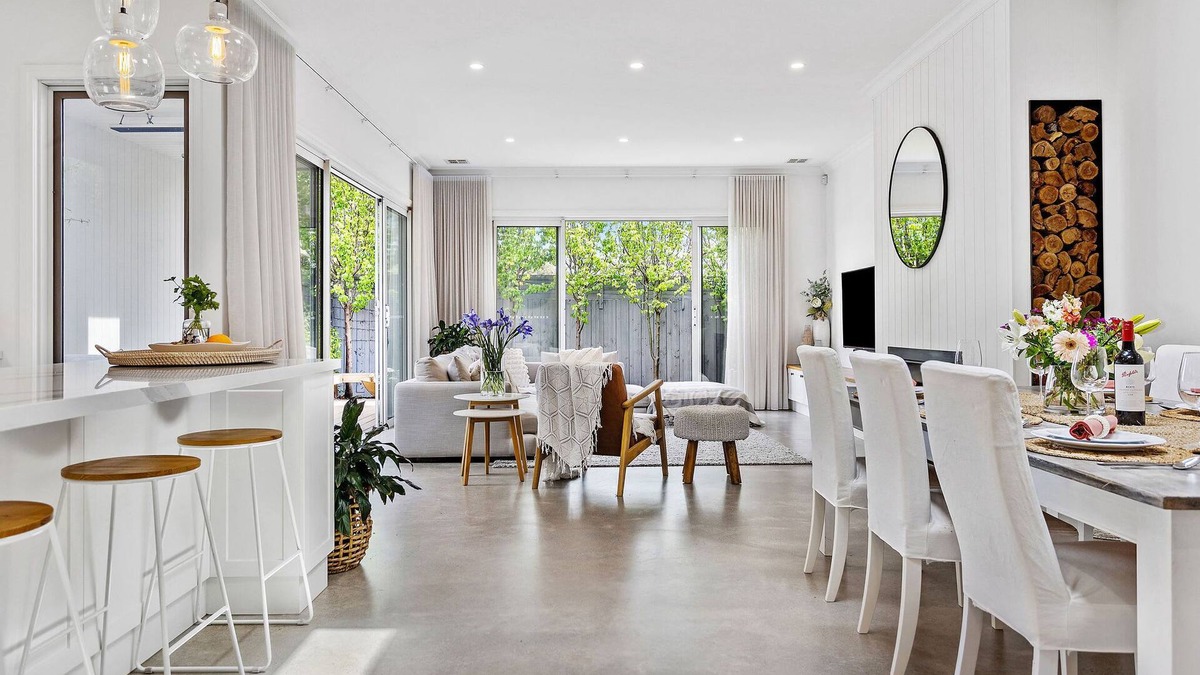 Mornington House | Luxury Coastal Escape | 5min Beach | 1min Cafes