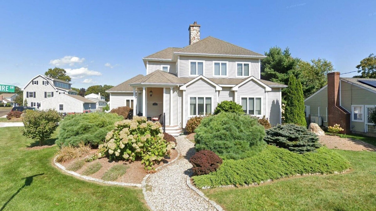 Old Saybrook House | Luxury coastal home in located in Cornfield Point, sleeps 8+.