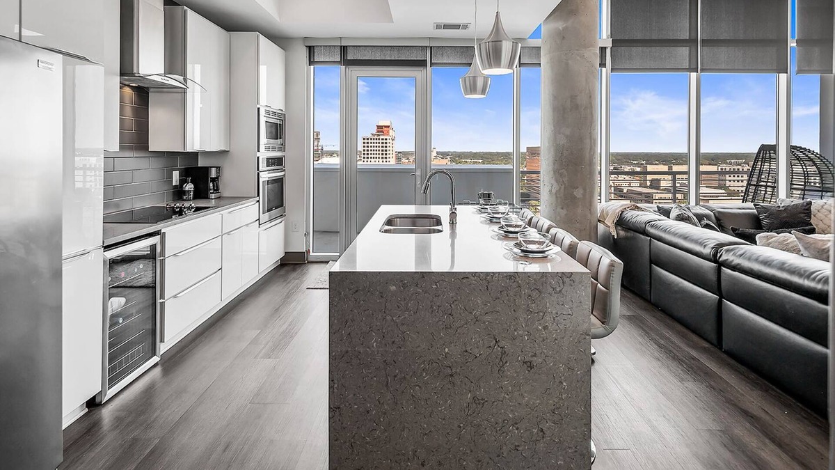 Second Ward Apartment | Luxury & Comfort ~ 5⭐️ Location, Pool, Gym