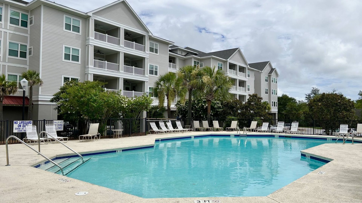 Charleston Condo | Luxury Condo 2 miles to the beach! Great for traveling Nurses!