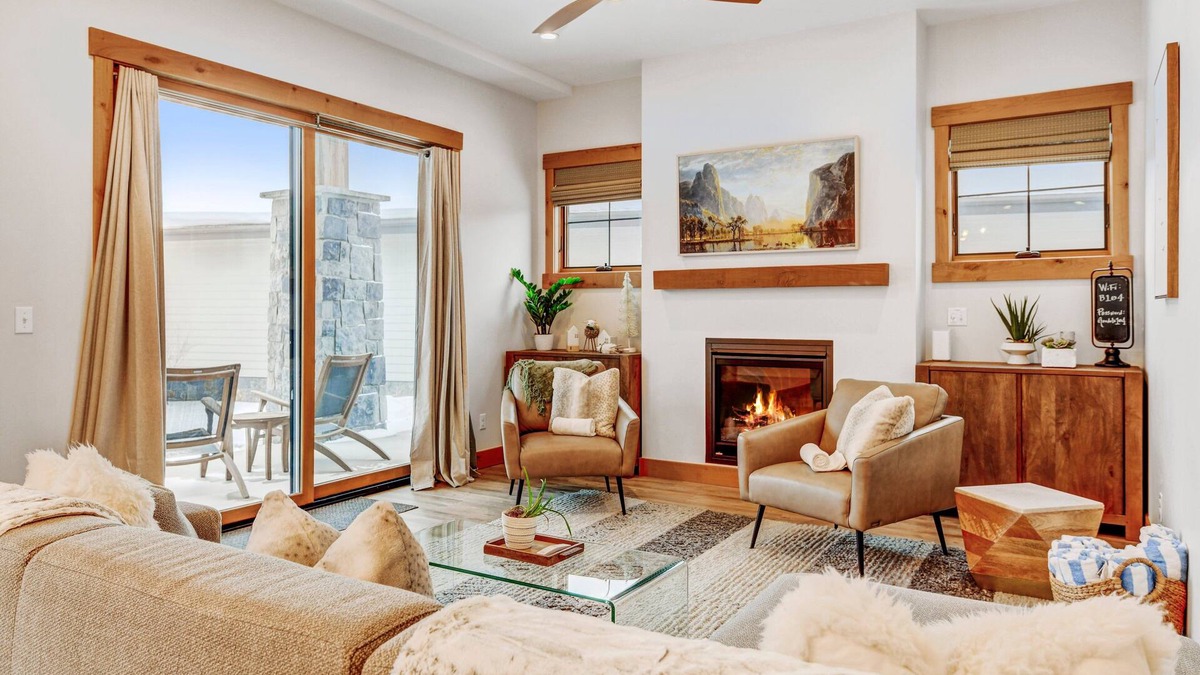 Fraser House | Luxury Condo B104 I Private Hot Tub I Great Views I Best Price I Discounted Attractions
