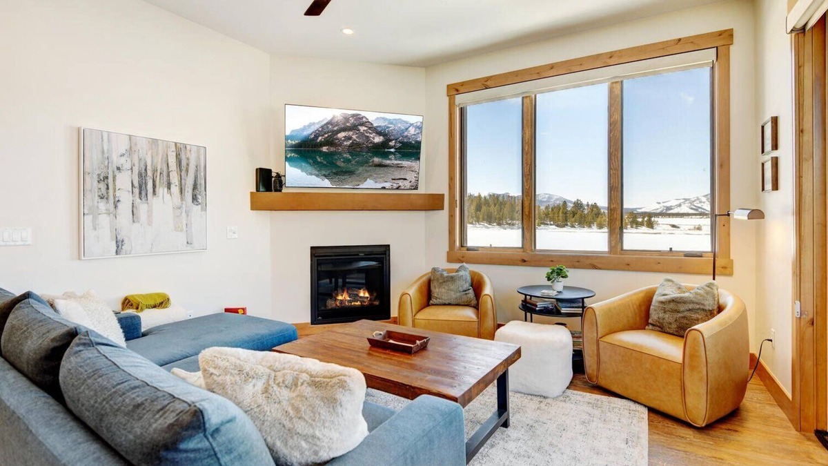 Fraser House | Luxury Condo E201 I Private Hot Tub I Great Views I Best Price I Discounted Attractions