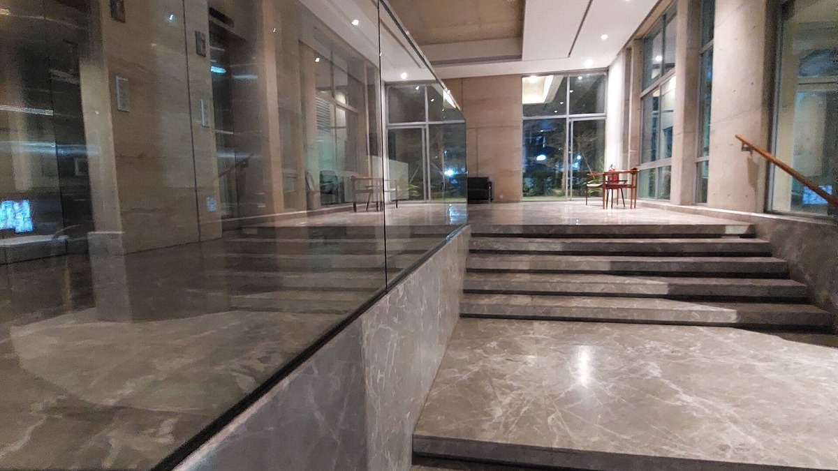 Dhaka Apartment | Luxury condo near Gulshan park, near popular restaurants, clubs, shops, & hotels