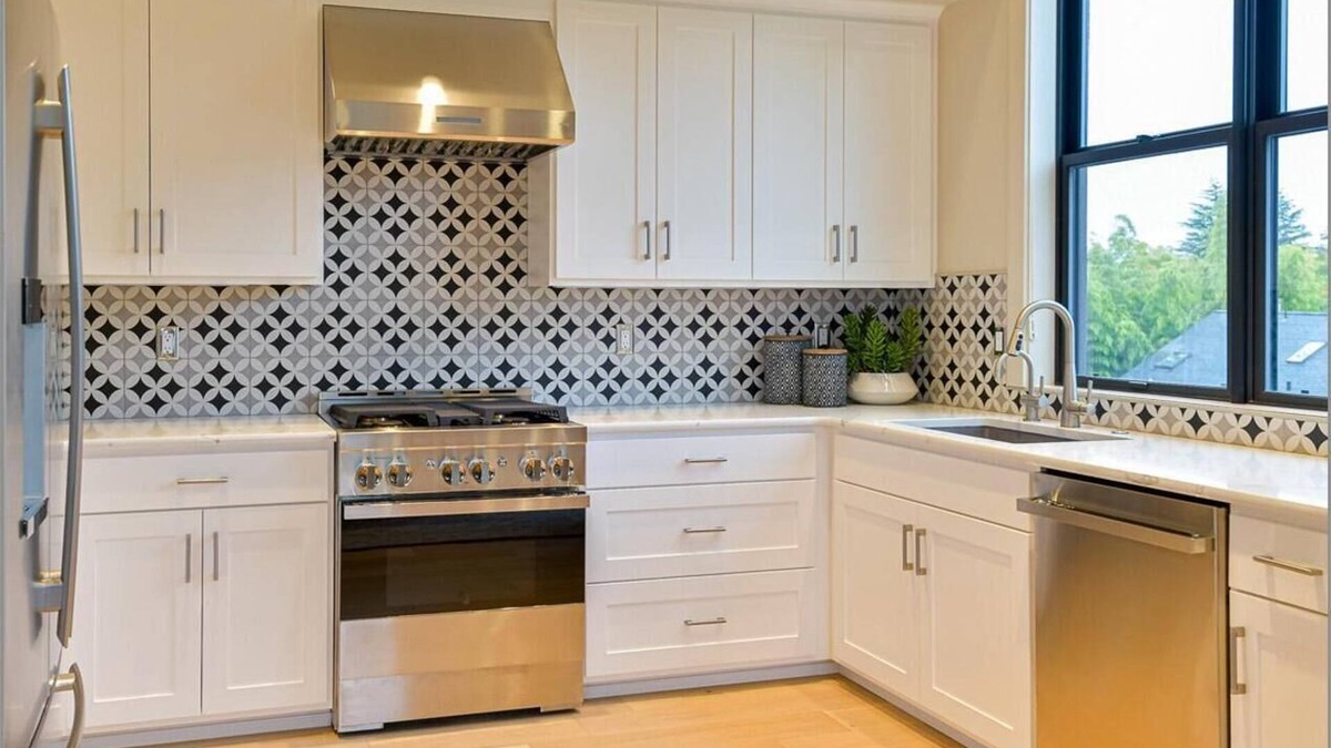 Siskiyou-Hargadine Historic District Cabin | Luxury condo with 2 bedrooms/2 bathrooms, sleeper sofa, full kitchen.