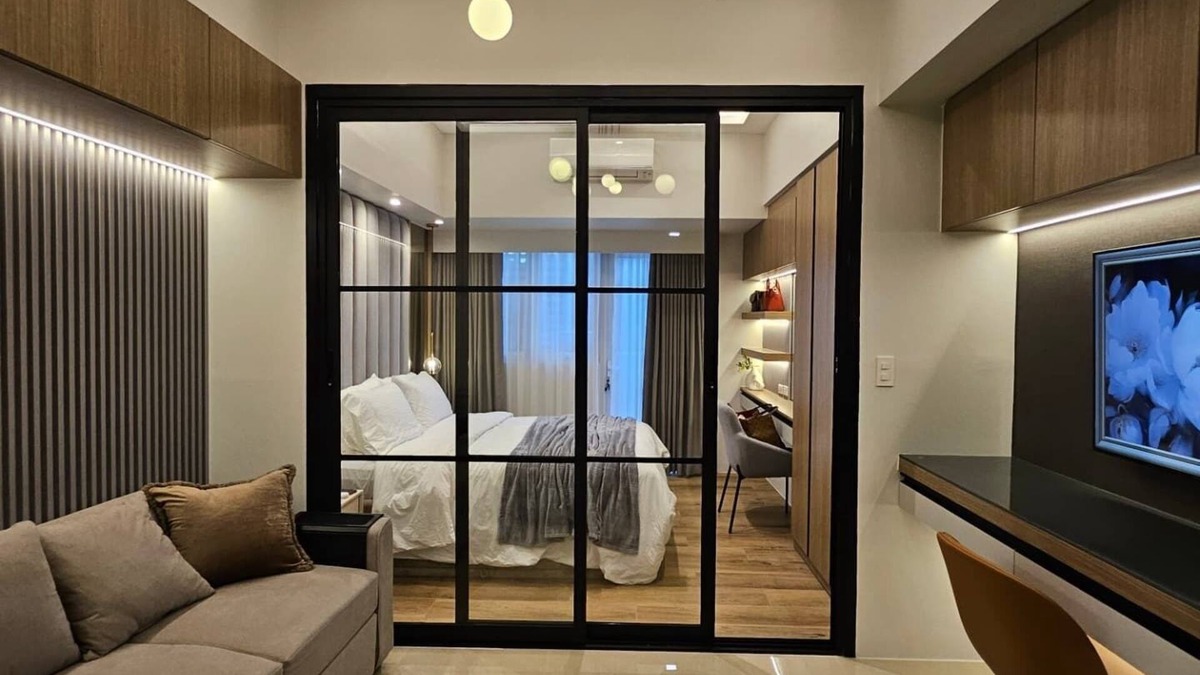 Bonifacio Global City Apartment | Luxury condo with gym,WiFi,NETFLIX at Park Mckinley West, Venice, SM Aura BGC