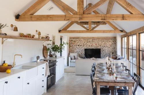 Birdham Villa | Luxury converted thatched barn near Chichester