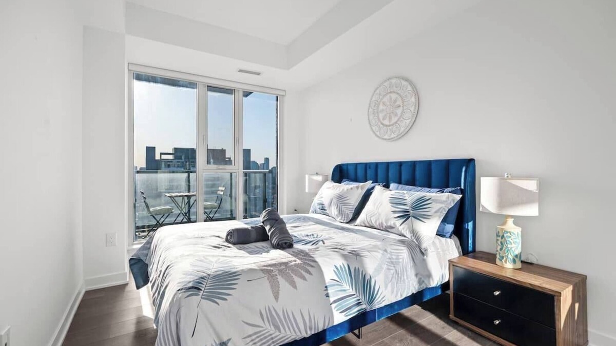 Cabbagetown Apartment | Luxury Corner Apartment with Skyline and CN Tower Views