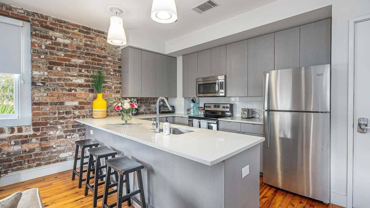 Historic District - North Condo | Luxury Corner Loft | Broughton St Views | Walk Everywhere