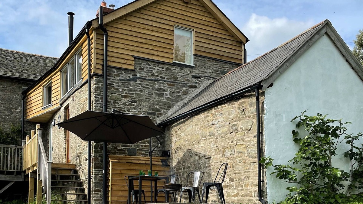 Montgomery Cottage | Luxury cosy countryside retreat, great for walkers. Sleeps up to 4.