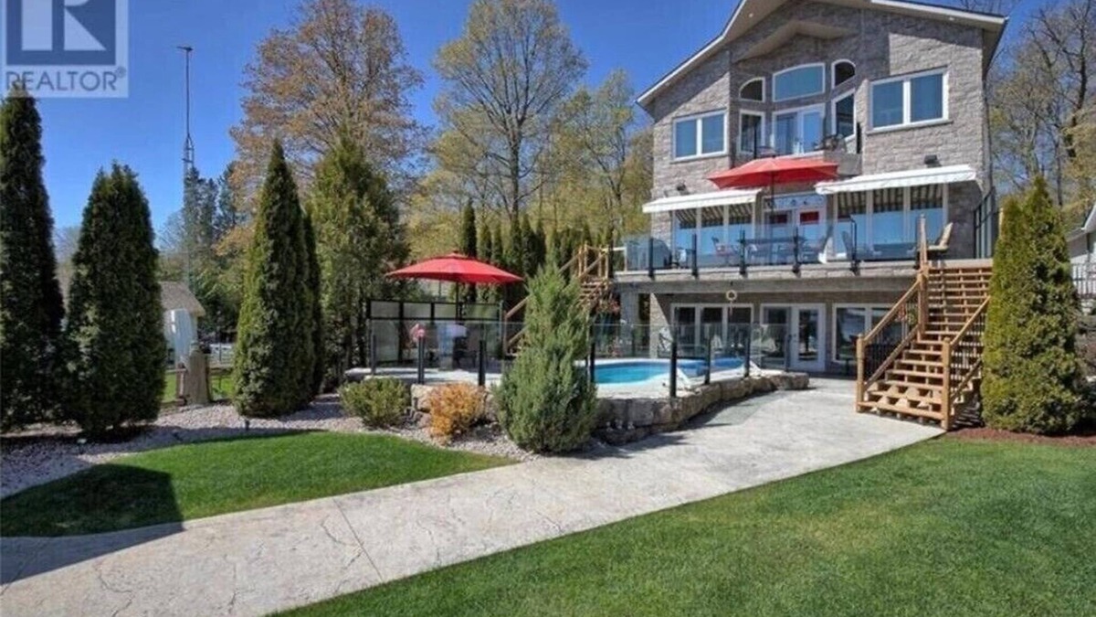 Bobcaygeon House | Luxury Cottage Kawartha Lakes With Jacuzzi, pool and many more attractions